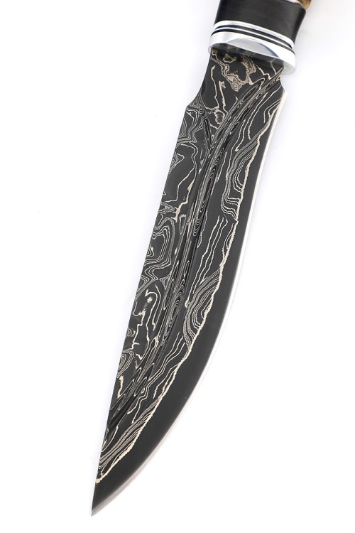 Нож Хищник 9ХС ламинированная дамаск с никелем, фигурные долы, рукоять черный граб, карельская береза коричневая, авторский пин 