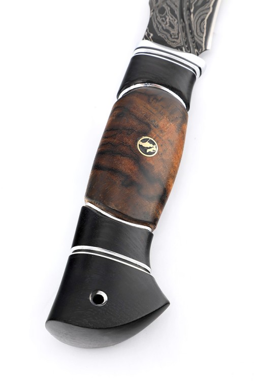Нож Хищник 9ХС ламинированная дамаск с никелем, фигурные долы, рукоять черный граб, карельская береза коричневая, авторский пин 