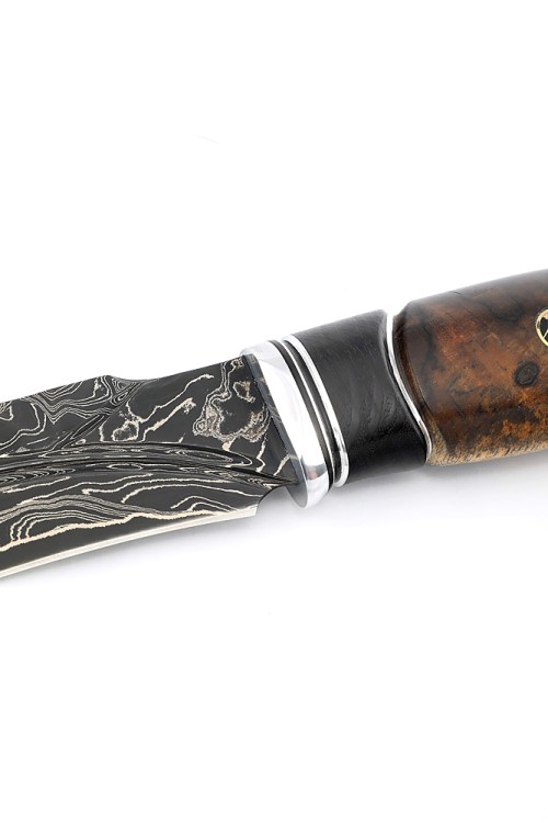Нож Хищник 9ХС ламинированная дамаск с никелем, фигурные долы, рукоять черный граб, карельская береза коричневая, авторский пин 