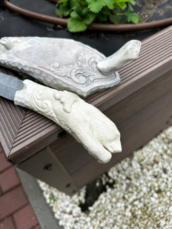 Нож Бурлак дамаск рог лося резьба ручной работы медведи, на подставке 