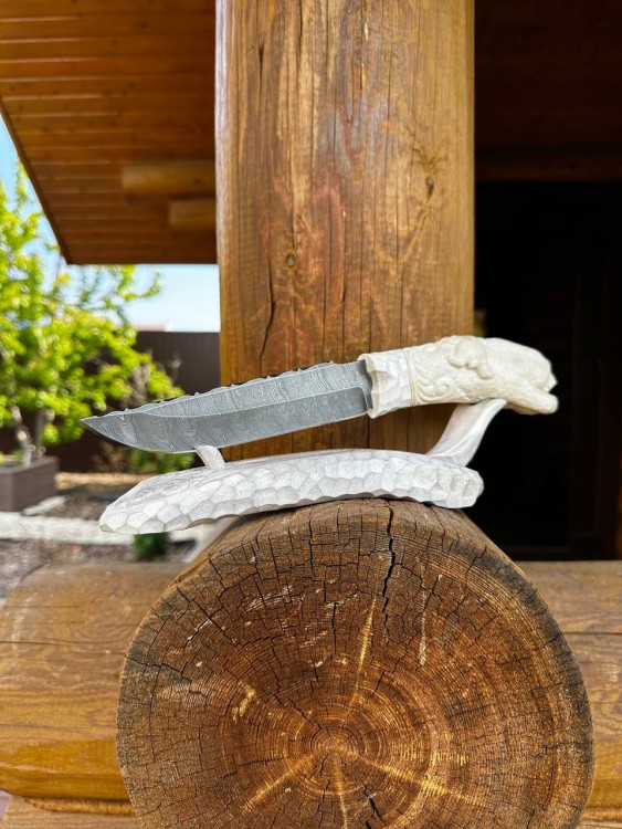 Нож Бурлак дамаск рог лося резьба ручной работы медведи, на подставке 