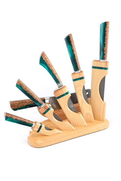 Подставка из ясеня с набором из 5 ножей и тяпки (булат, гибрид карельская береза, акрил зеленый) 