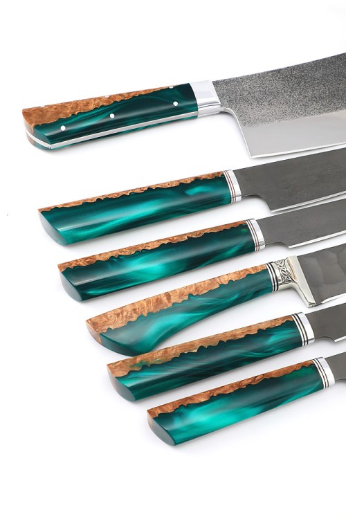 Подставка из ясеня с набором из 5 ножей и тяпки (булат, гибрид карельская береза, акрил зеленый) 