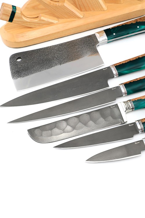 Подставка из ясеня с набором из 5 ножей и тяпки (булат, гибрид карельская береза, акрил зеленый) 