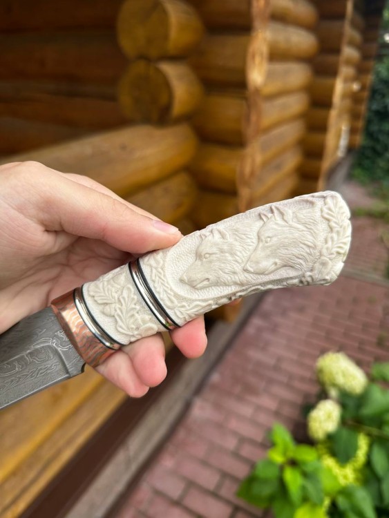 Нож Стрела сложный мозаичный дамаск рог лося резьба ручной работы на подставке 