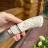 Нож Стрела сложный мозаичный дамаск рог лося резьба ручной работы на подставке 