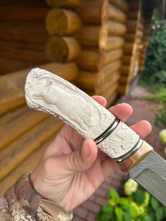 Нож Стрела сложный мозаичный дамаск рог лося резьба ручной работы на подставке 