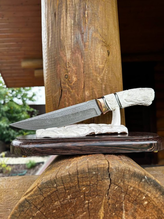 Нож Стрела сложный мозаичный дамаск рог лося резьба ручной работы на подставке 