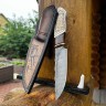 Нож Кабан дамаск долы-камень резная рукоять рог лося мокуме ганэ айронвуд на подставке формованные ножны 