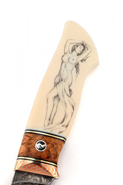 Экслюзивный нож торцевой дамаск, мокумэ-гане, карельская береза, клык моржа (формованные ножны растительного дубления) 