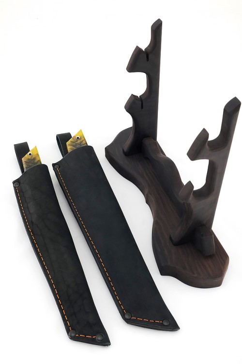 Комплект из 2 ножей "Танто" дамаск рукоять шишка в акриле, на подставке 