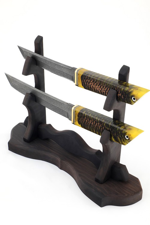 Комплект из 2 ножей "Танто" дамаск рукоять шишка в акриле, на подставке 