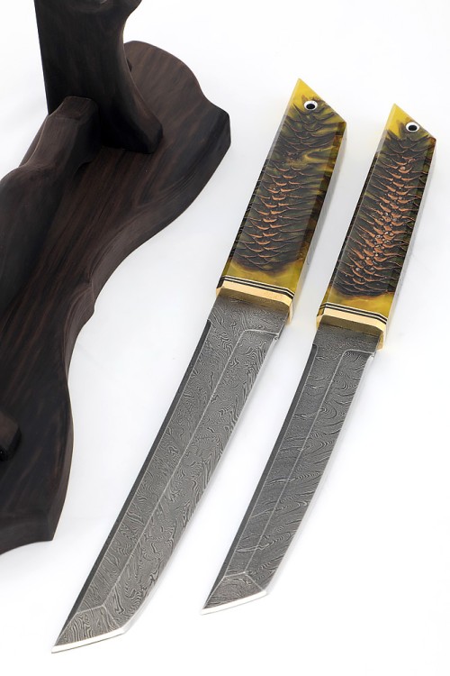 Комплект из 2 ножей "Танто" дамаск рукоять шишка в акриле, на подставке 