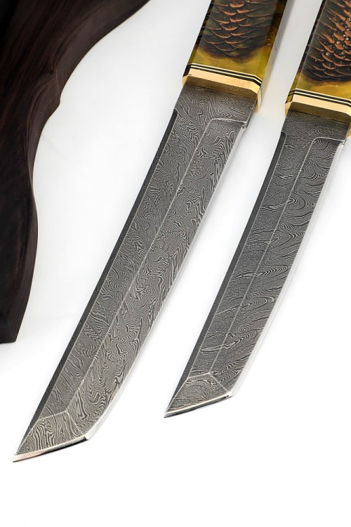Комплект из 2 ножей "Танто" дамаск рукоять шишка в акриле, на подставке 
