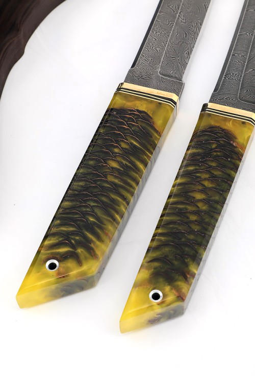 Комплект из 2 ножей "Танто" дамаск рукоять шишка в акриле, на подставке 