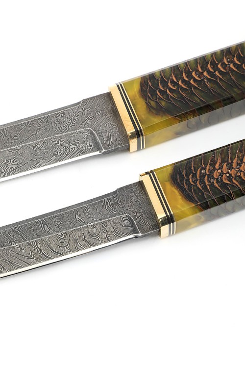 Комплект из 2 ножей "Танто" дамаск рукоять шишка в акриле, на подставке 