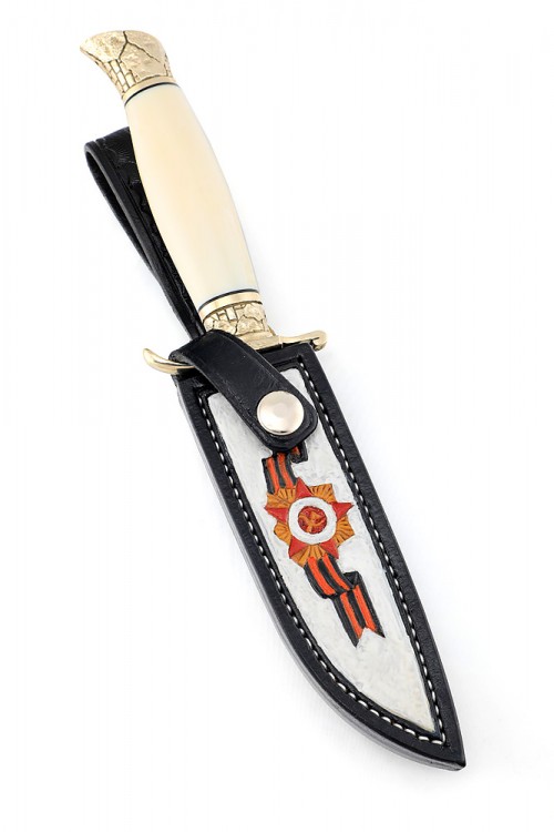Нож экслюзивный "День Победы" финка НКВД нержавеющий дамаск, мельхиор (скримшоу) ножны из кожи растительного дубления 