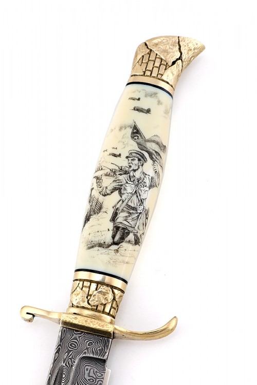 Нож экслюзивный "День Победы" финка НКВД нержавеющий дамаск, мельхиор (скримшоу) ножны из кожи растительного дубления 