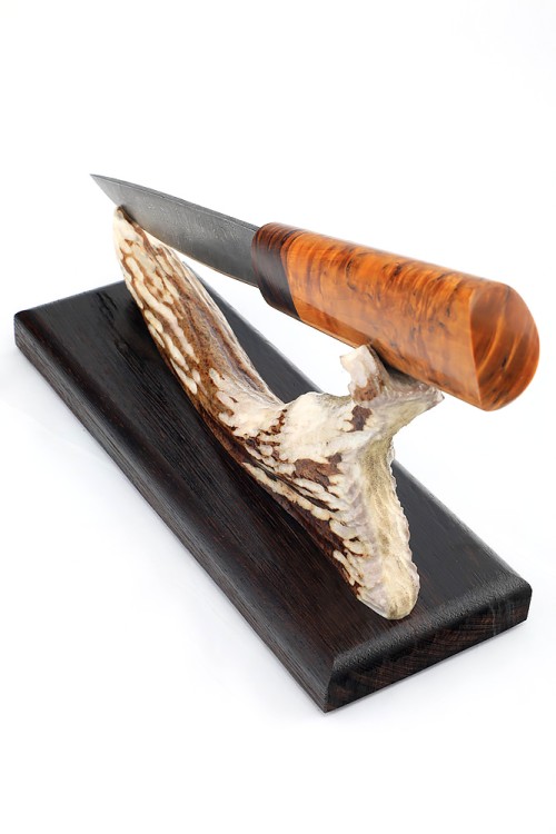 Нож Северный №4 сталь дамаск кованый дол рукоять железное дерево, карельская береза янтарная, на подставке 