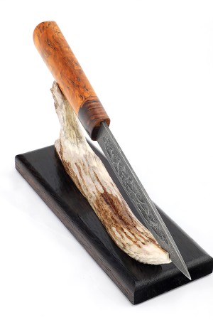 Нож Якут №4 сталь дамаск кованый дол рукоять железное дерево, карельская береза янтарная, на подставке