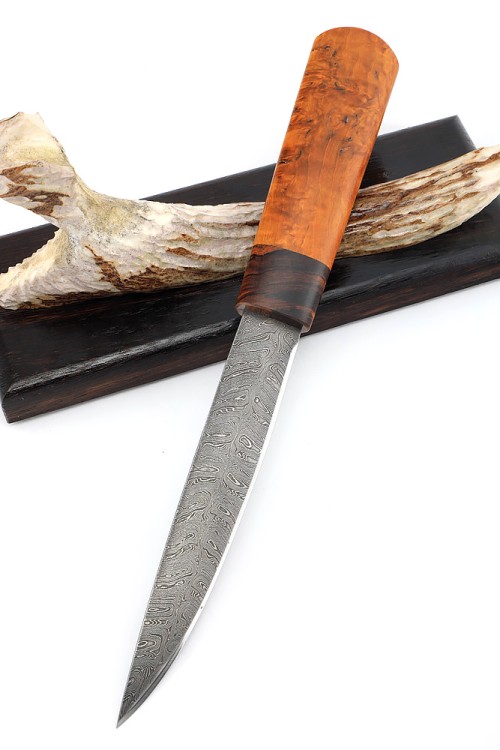Нож Северный №4 сталь дамаск кованый дол рукоять железное дерево, карельская береза янтарная, на подставке 