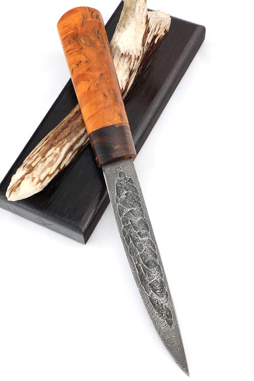 Нож Северный №4 сталь дамаск кованый дол рукоять железное дерево, карельская береза янтарная, на подставке 