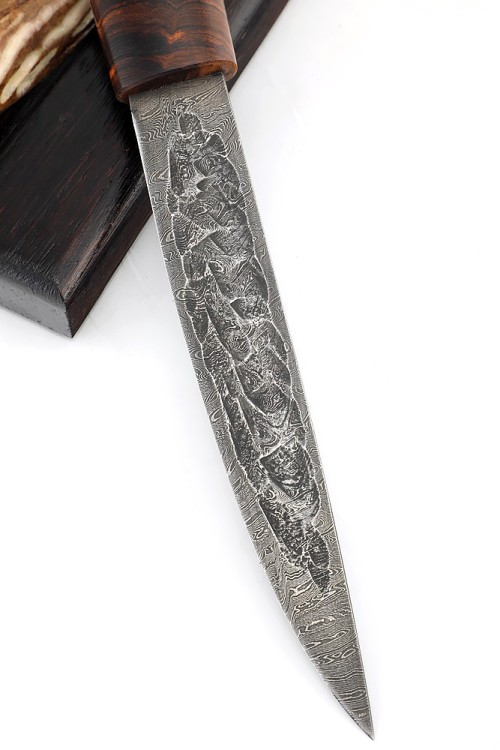 Нож Северный №4 сталь дамаск кованый дол рукоять железное дерево, карельская береза янтарная, на подставке 