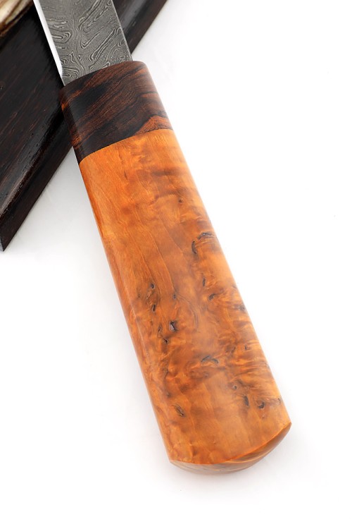 Нож Северный №4 сталь дамаск кованый дол рукоять железное дерево, карельская береза янтарная, на подставке 
