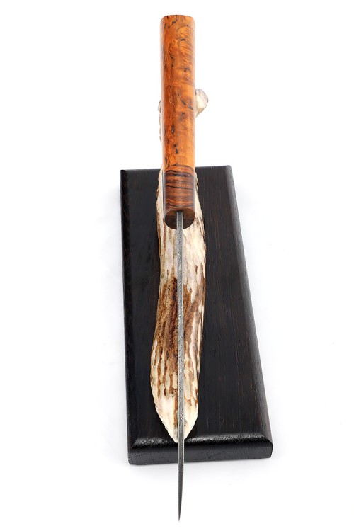 Нож Северный №4 сталь дамаск кованый дол рукоять железное дерево, карельская береза янтарная, на подставке 