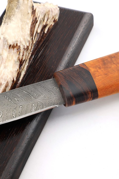 Нож Северный №4 сталь дамаск кованый дол рукоять железное дерево, карельская береза янтарная, на подставке 
