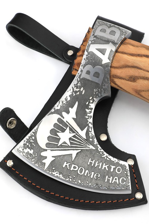 Топор Путник (композитный сплав У10+ХВГ, художественная гравировка ВДВ, рукоять ясень, кожа)  Топор Путник (композитный сплав У10+ХВГ, художественная гравировка ВДВ, рукоять ясень, кожа)