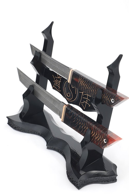 Комплект из 2 ножей "Танто" дамаск рукоять шишка в акриле, на подставке "Инь и ян" 