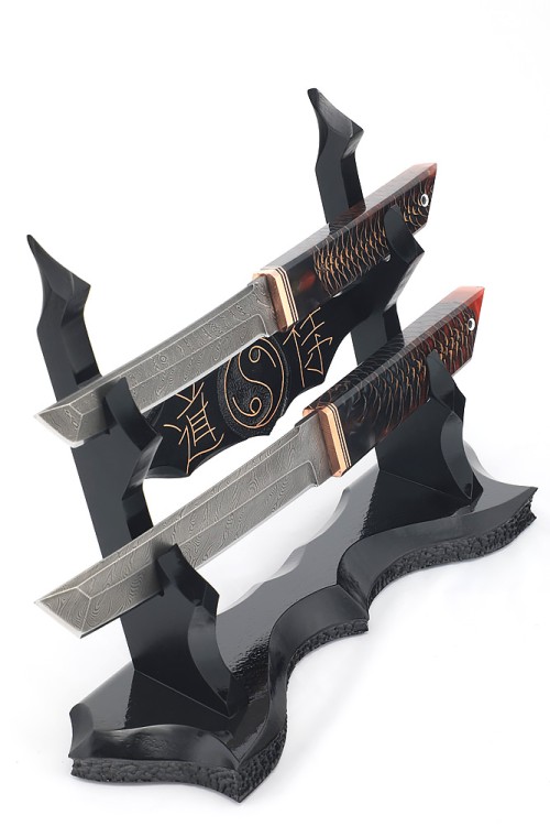 Комплект из 2 ножей "Танто" дамаск рукоять шишка в акриле, на подставке "Инь и ян" 