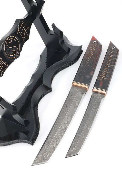 Комплект из 2 ножей "Танто" дамаск рукоять шишка в акриле, на подставке "Инь и ян" 