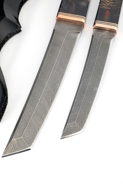 Комплект из 2 ножей "Танто" дамаск рукоять шишка в акриле, на подставке "Инь и ян" 