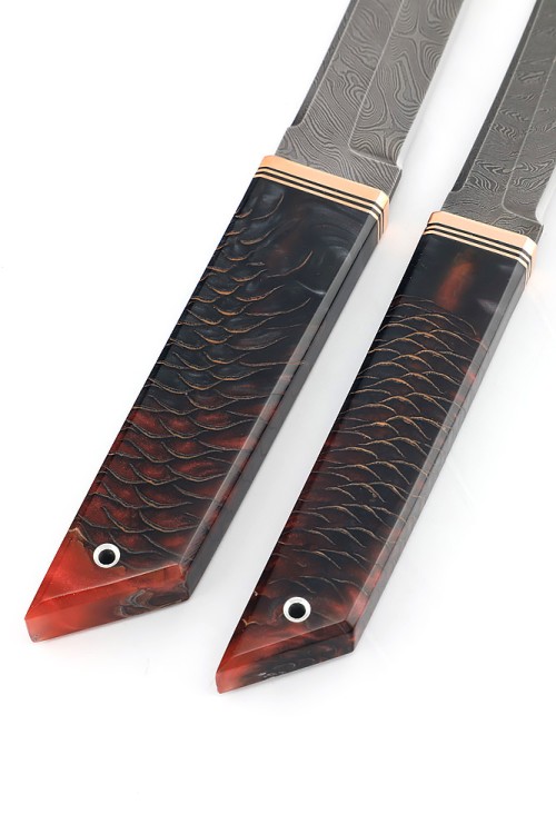 Комплект из 2 ножей "Танто" дамаск рукоять шишка в акриле, на подставке "Инь и ян" 