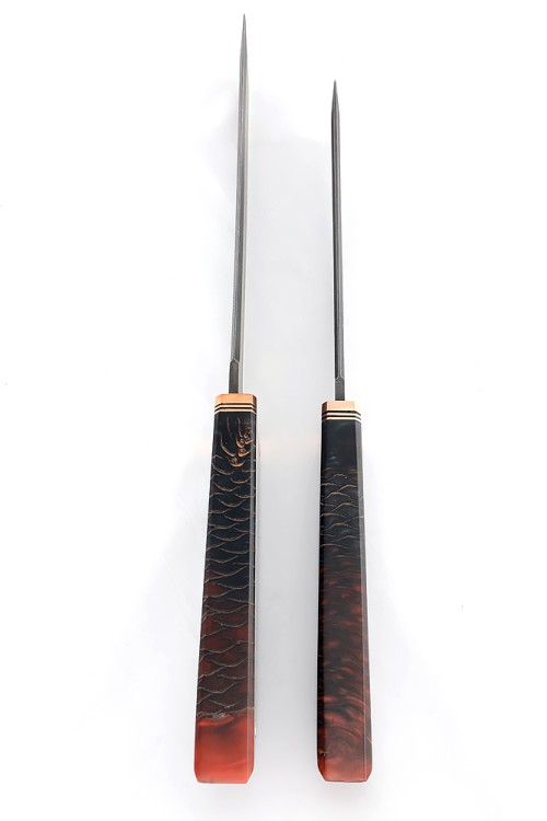 Комплект из 2 ножей "Танто" дамаск рукоять шишка в акриле, на подставке "Инь и ян" 