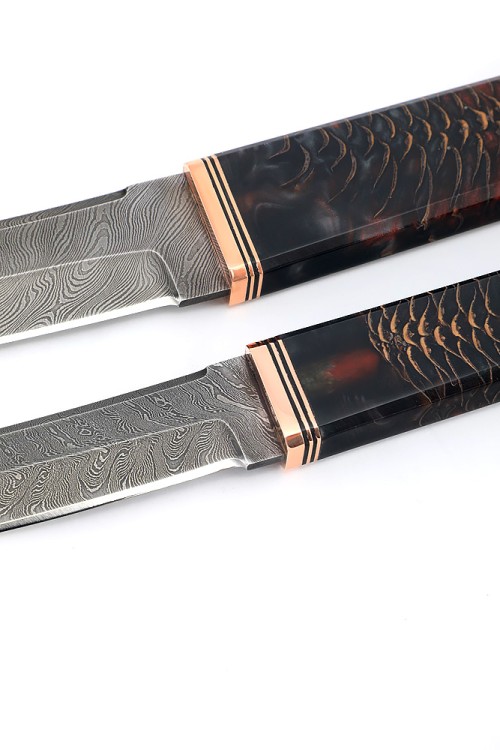 Комплект из 2 ножей "Танто" дамаск рукоять шишка в акриле, на подставке "Инь и ян" 