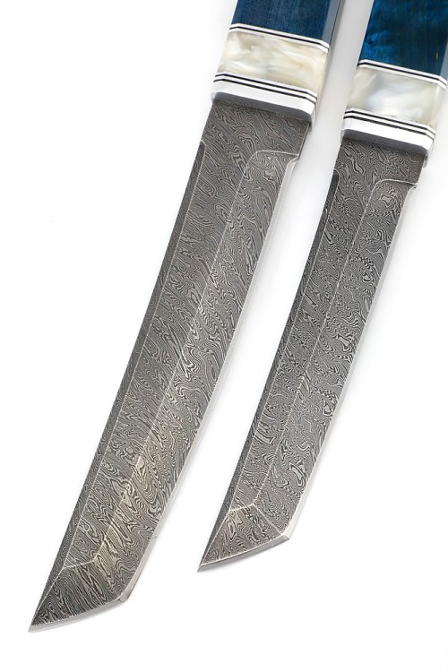 Комплект из 2 ножей "Танто" дамаск рукоять вставка акрил белый, карельская береза синяя, формованные ножны 