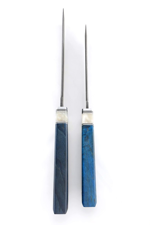 Комплект из 2 ножей "Танто" дамаск рукоять вставка акрил белый, карельская береза синяя, формованные ножны 