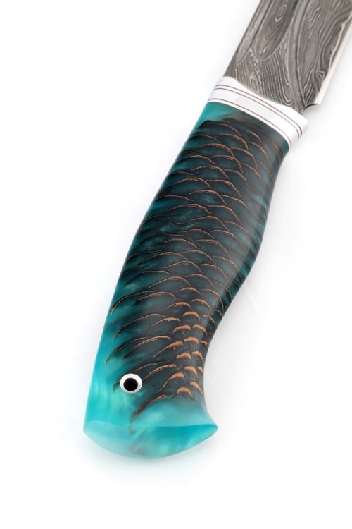 Нож Берсерк дамаск ламинированный, фигурные долы, рукоять шишка в акриле зеленая 