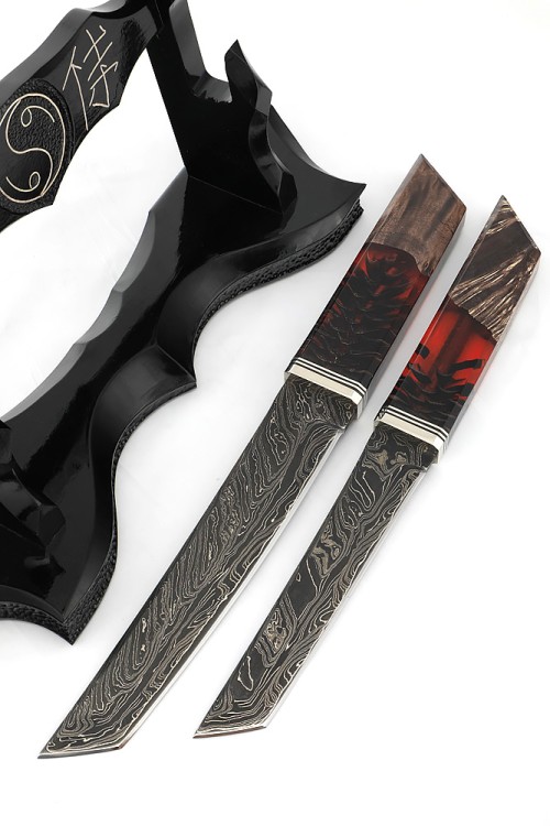 Комплект из 2 ножей "Танто" 9ХС ламинированная дамаск с никелем, рукоять комбинированная шишка в акриле+кап клена, на подставке "Инь и ян" 