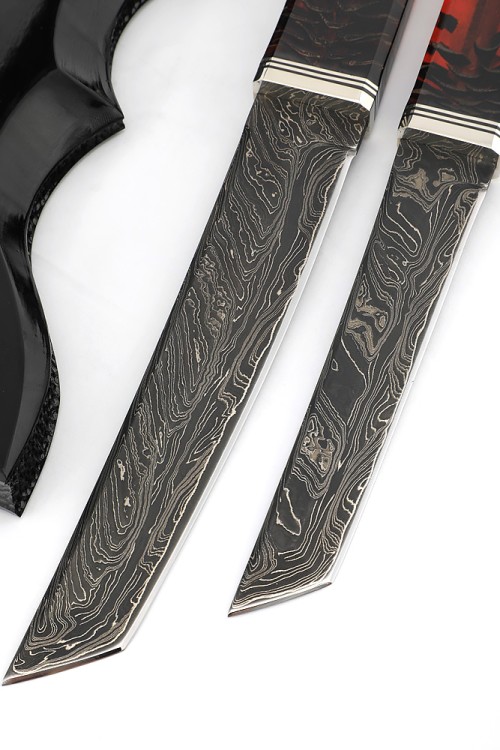 Комплект из 2 ножей "Танто" 9ХС ламинированная дамаск с никелем, рукоять комбинированная шишка в акриле+кап клена, на подставке "Инь и ян" 
