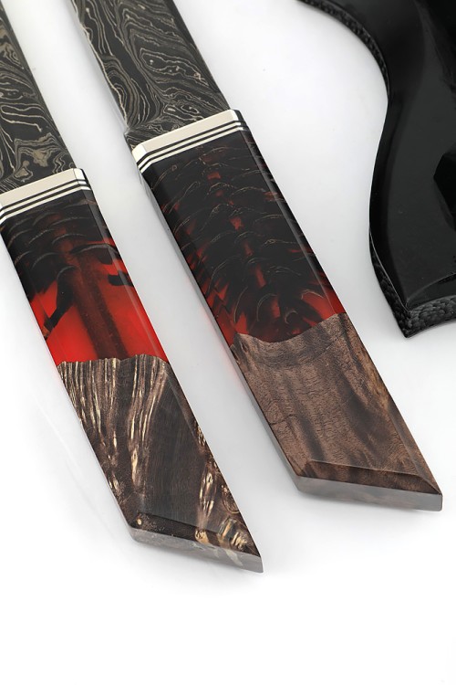 Комплект из 2 ножей "Танто" 9ХС ламинированная дамаск с никелем, рукоять комбинированная шишка в акриле+кап клена, на подставке "Инь и ян" 