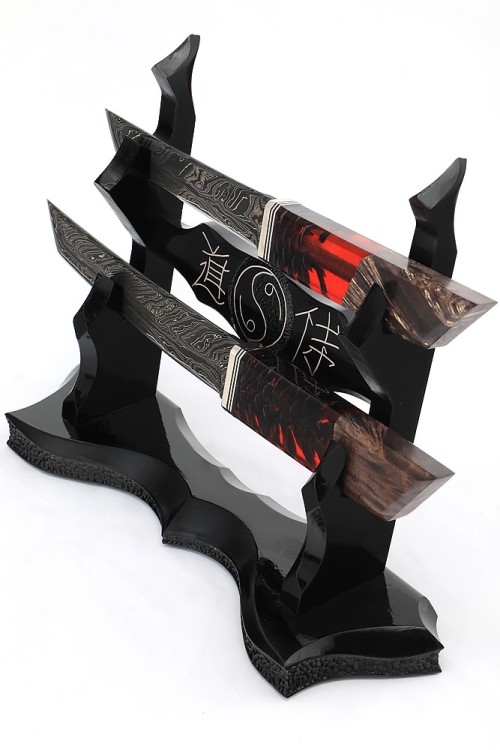 Комплект из 2 ножей "Танто" 9ХС ламинированная дамаск с никелем, рукоять комбинированная шишка в акриле+кап клена, на подставке "Инь и ян" 