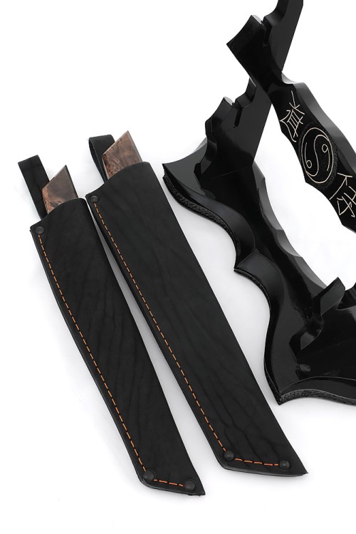 Комплект из 2 ножей "Танто" 9ХС ламинированная дамаск с никелем, рукоять комбинированная шишка в акриле+кап клена, на подставке "Инь и ян" 