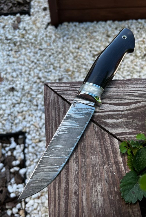 Нож Путник кованая сталь D2 рукоять белый акрил черный граб 