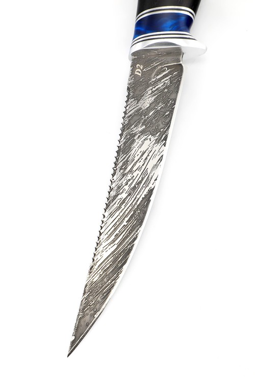 Нож Белуга сталь D2 рукоять вставка акрил синий, черный граб 