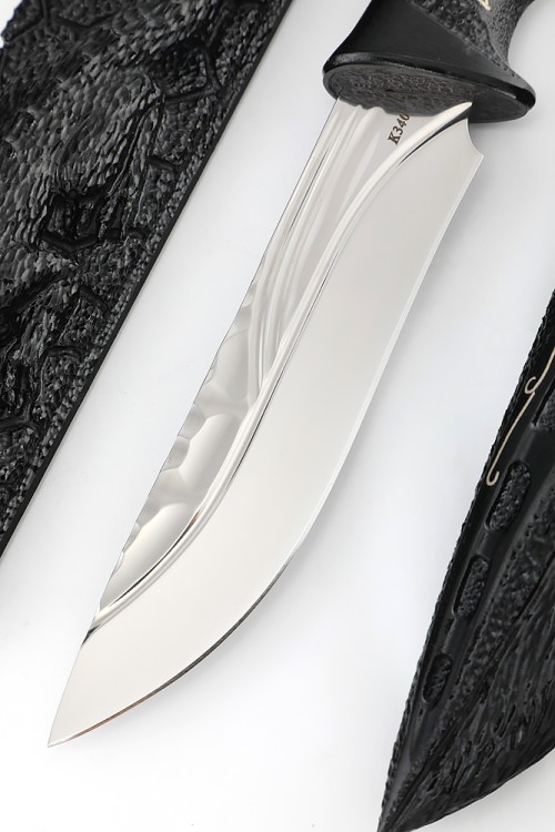 Нож Лось сталь К340 фигурные долы рукоять и ножны черный граб резной с инкрустацией, на подставке 