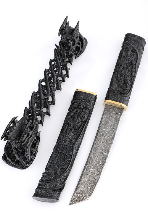 Нож Танто большой сталь дамаск торцевой, рукоять и ножны черный граб резные на подставке 